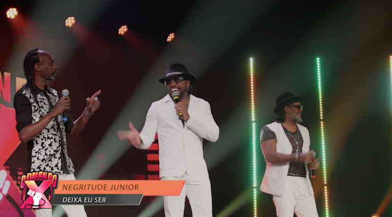 Negritude Jr. canta<br> a música Deixa eu Ser